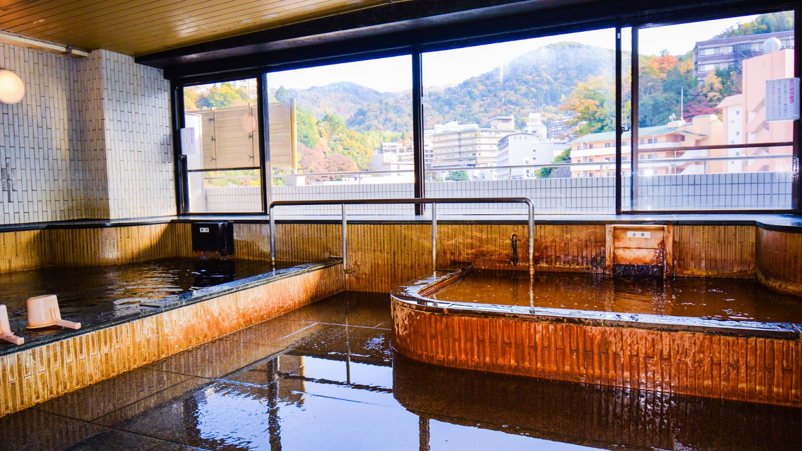 Ella Freya goes to Japanese hot spring (Arima onsen) 